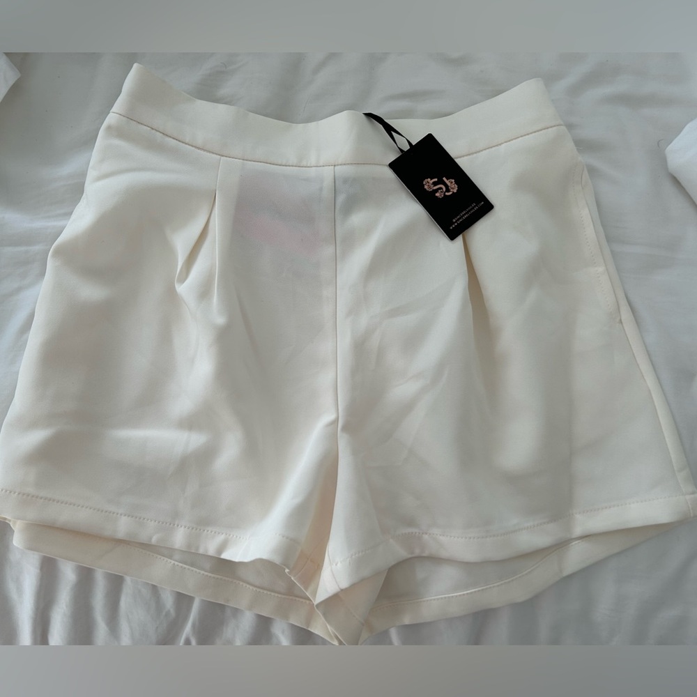 NWT Sincerely Jules White Dress Shorts Size M with elastic band and pockets